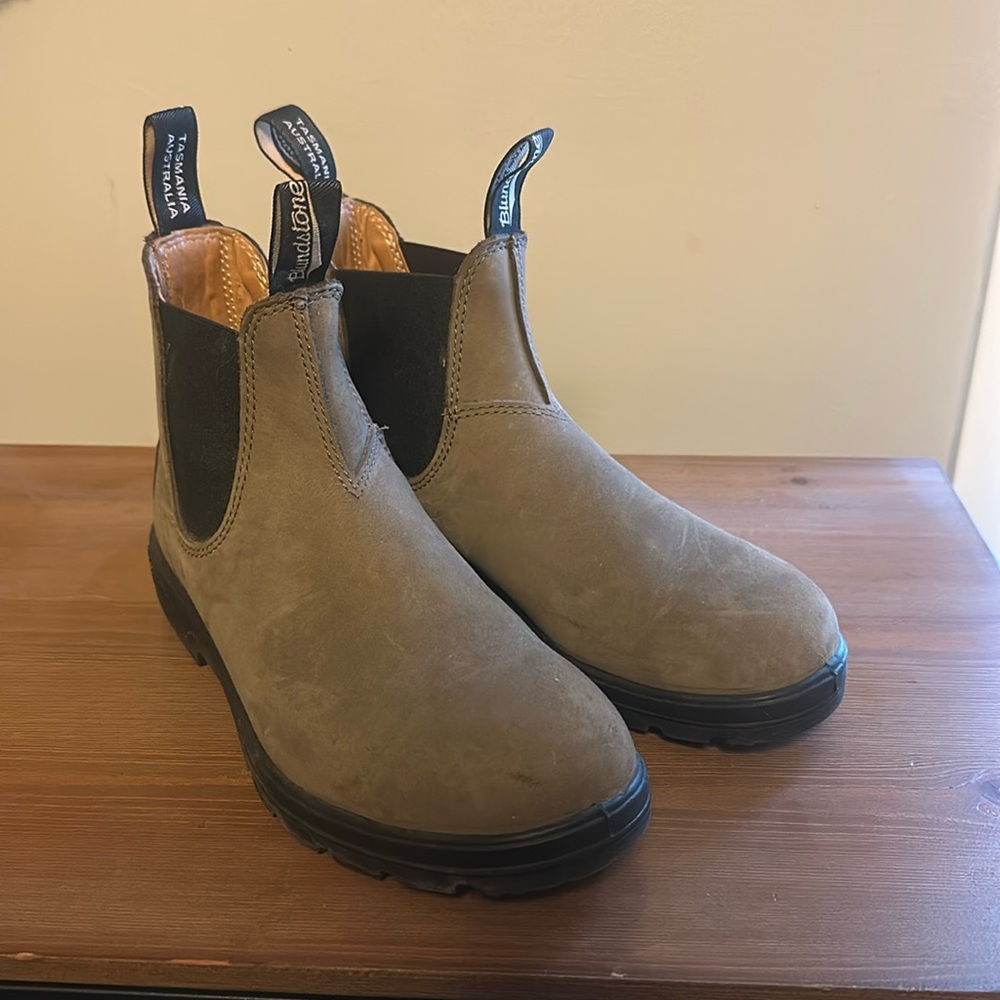Blundstone size 6 (us womens 9)